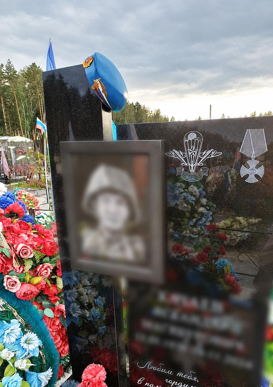 Гранитный берет в составе мемориала — пример 2
