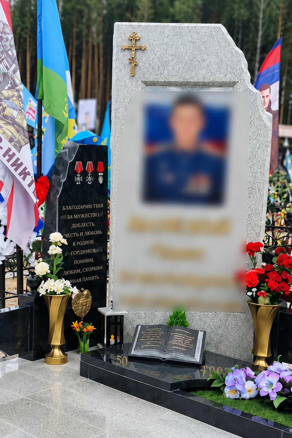Гранитный берет в составе мемориала — пример 1